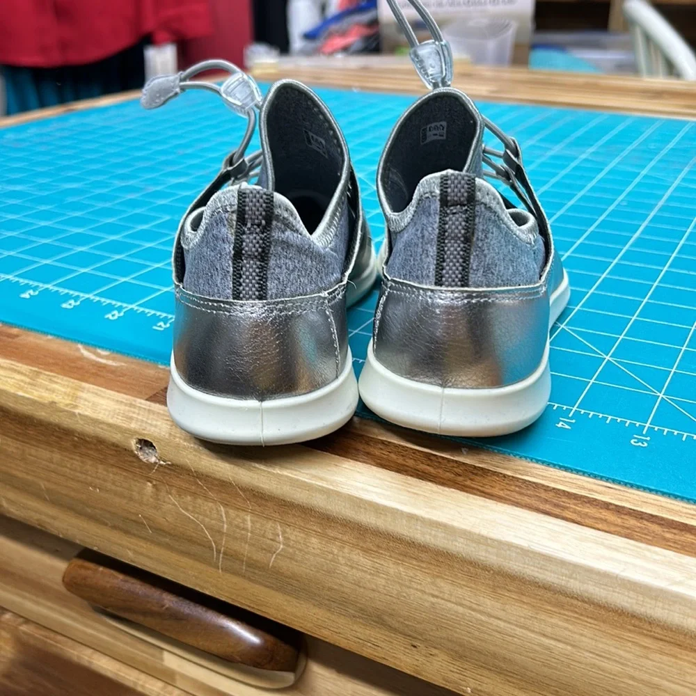 ECCO gray‎ and silver tennis shoes no tie